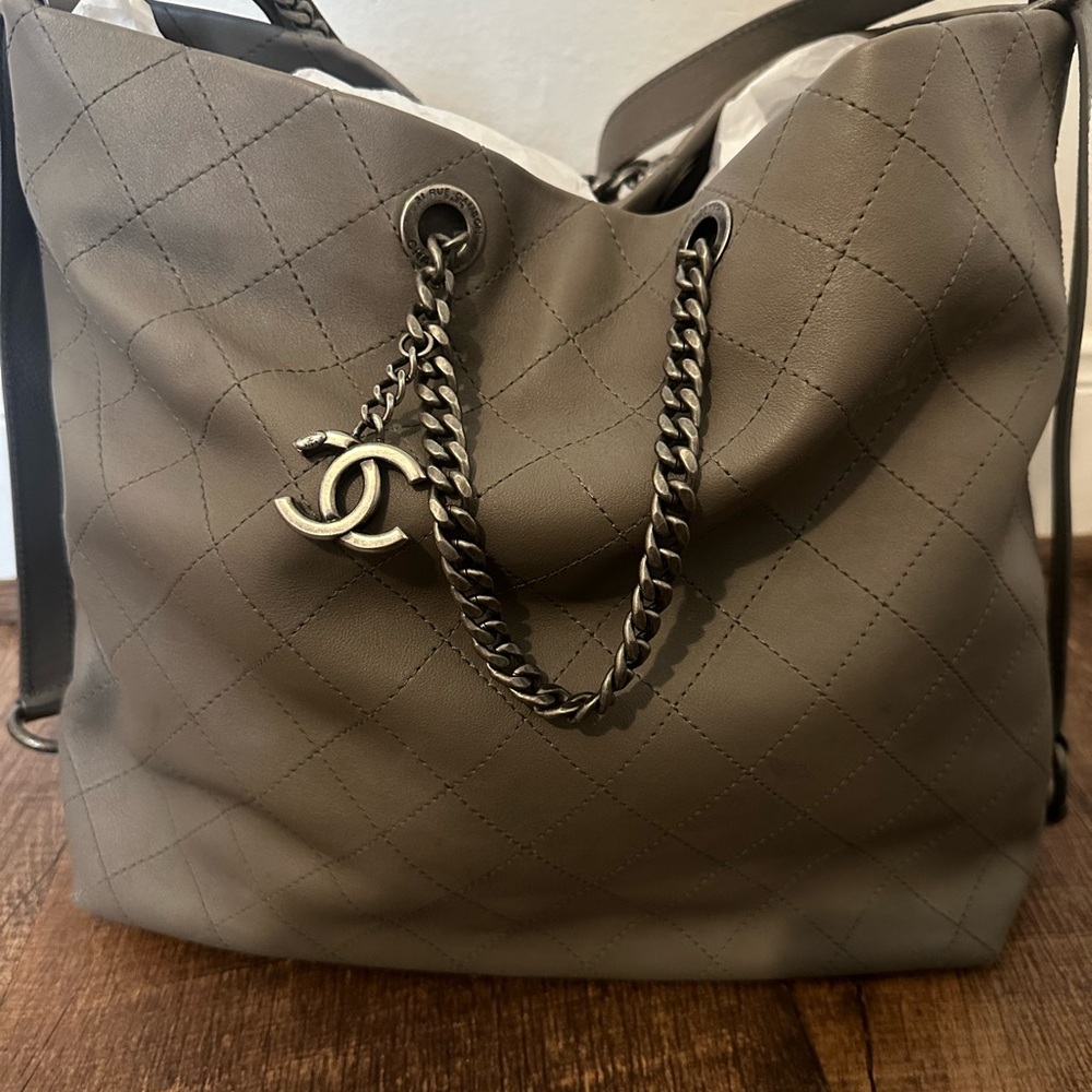 CHANEL Gray Shoulder Bag with Quilted Design and Chain Strap
